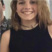 Profesora joven de francés da clases para todos los niveles